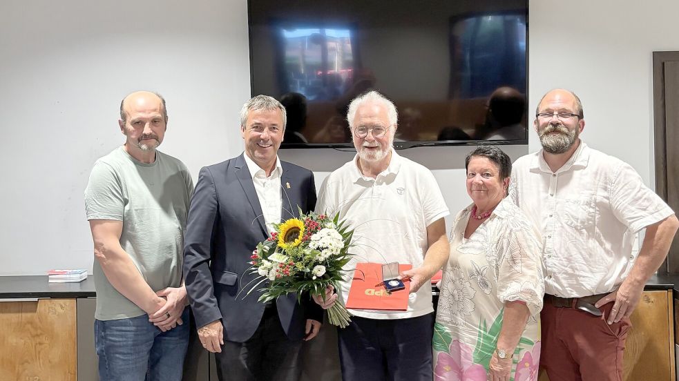 Ehrung bei der SPD im Saterland (von links): Henning Stoffers, Johann Saathoff, Karl-Peter Schramm, Rita Altrogge und Carsten Ambacher. Foto: SPD-Ortsverein Saterland