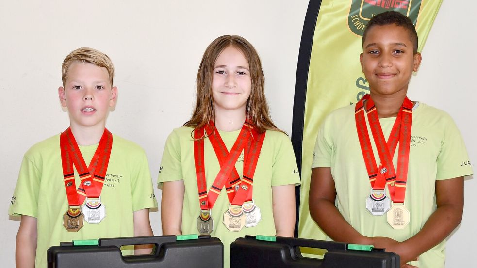 Die erfolgreichen Jungschützen des SV Holterfehn hatten allen Grund zum Jubeln (von links): Malte Oltmanns , Mia Haferbecker und Darwin Heselmeyer. Foto: Privat