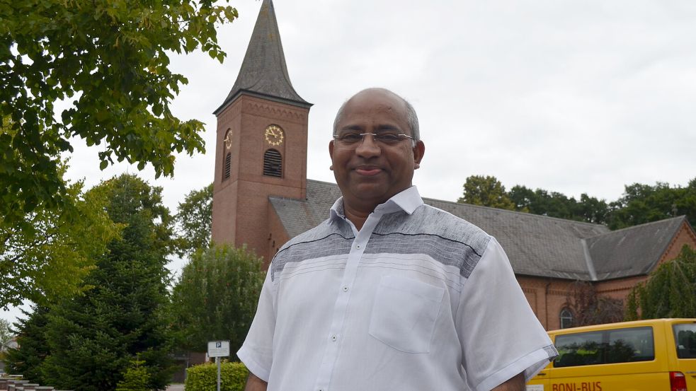 Ab September 2025 tritt der katholische Priester Pater Benny seinen Dienst als neuer Pfarrer der Kirchengemeinschaft St. Bonifatius Langholt und St. Bernhard Flachsmeer an. Hier steht der 52-Jährige vor der katholischen Kirche in Langholt. Am kommenden Sonnabend, 30. August, stellt sich Pater Benny dort in einem Gottesdienst vor. Die Messe beginnt um 17 Uhr. Anschließend bittet die Kirchengemeinde zum geselligen Beisammensein ins Pfarrheim. Foto: Astrid Fertig