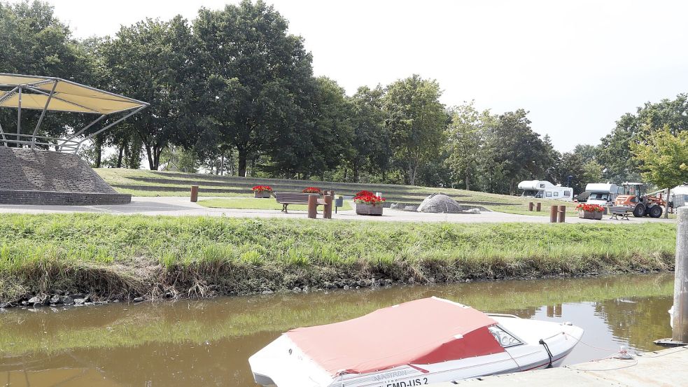 Auf dieser Fläche direkt am Hafen hätte das Hotel gebaut werden sollen. Foto: Hans Passmann