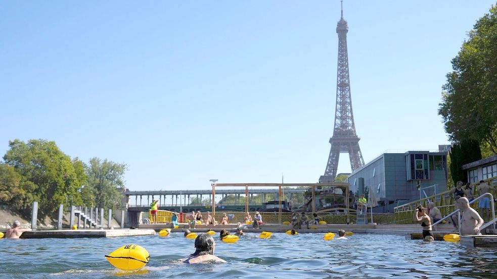 Die neuen Freibäder in der Seine kommen bei Einwohnern und Touristen gut an (Archivbild). Foto: Aurelien Morissard/AP/dpa