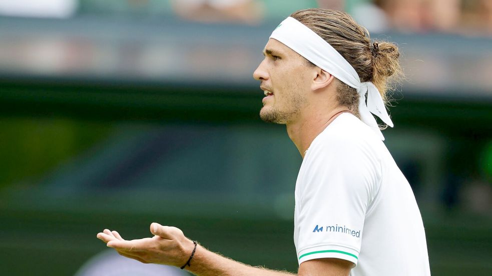 Ratlos in Wimbledon: Nach seinem Aus in Runde eins beim Rasenklassiker hatte Zverev Einblick in sein Seelenleben gegeben. (Archivbild) Foto: Frank Molter/dpa