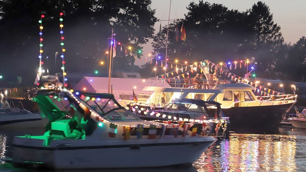 Ein stimmungsvolles Bild bietet die Korso- und Lichterfahrt im Hafen. Archivfoto: Passmann