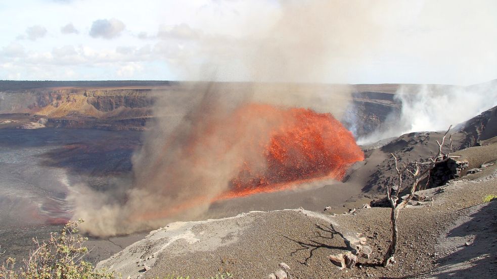 Der Kilauea-Vulkan auf Hawaii spuckt Lavafontänen. Foto: M. Zoeller/U.S. Geological Survey/AP/dpa