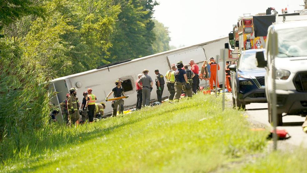 In dem Reisebus seien mehr als 50 Passagiere gewesen, darunter Frauen und Kinder, hieß es von der Polizei. Foto: Libby March/Buffalo News/AP/dpa