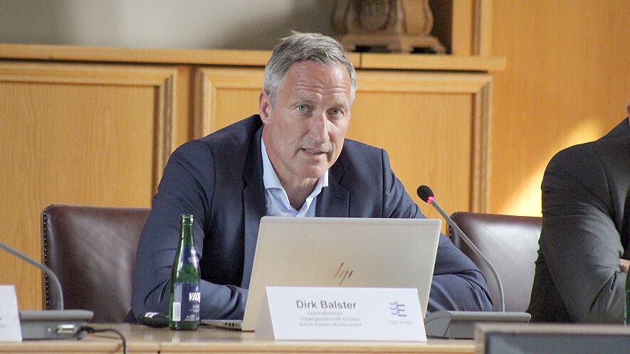 Geschäftsführer Dirk Balster wirft den ostfriesischen Tageszeitungen eine tendenziöse Berichterstattung vor. Foto: Till Oliver Becker