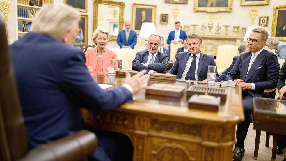 Ein eher unbekanntes Gesicht in der ersten Reihe: Finnlands Präsident Alexander Stubb (rechts) hat mit Trump Golf gespielt. Foto: IMAGO/DANIEL TOROK