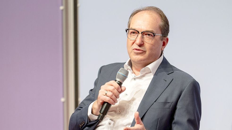 „Ich bin nicht bereit, auf reguläre Aufnahmeverfahren, ich bin nicht bereit, auf Sicherheitsüberprüfungen zu verzichten“, sagte Dobrindt. Foto: Fabian Sommer/dpa
