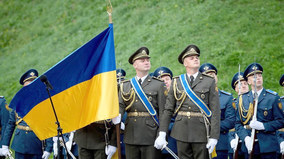 Die Ukraine geht am Samstag den Tag ihrer Nationalflagge. Am Sonntag ist Unabhängigkeitstag. Foto: Uncredited/Ukrainian Presidential Press Office via AP/dpa