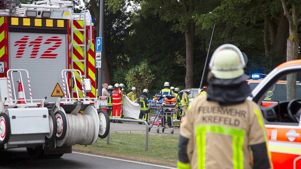 Die Feuerwehr ist mit einem Großaufgebot an Rettungskräften im Einsatz. Foto: Leonhard Giesberts/Blaulicht-News-Krefeld/dpa