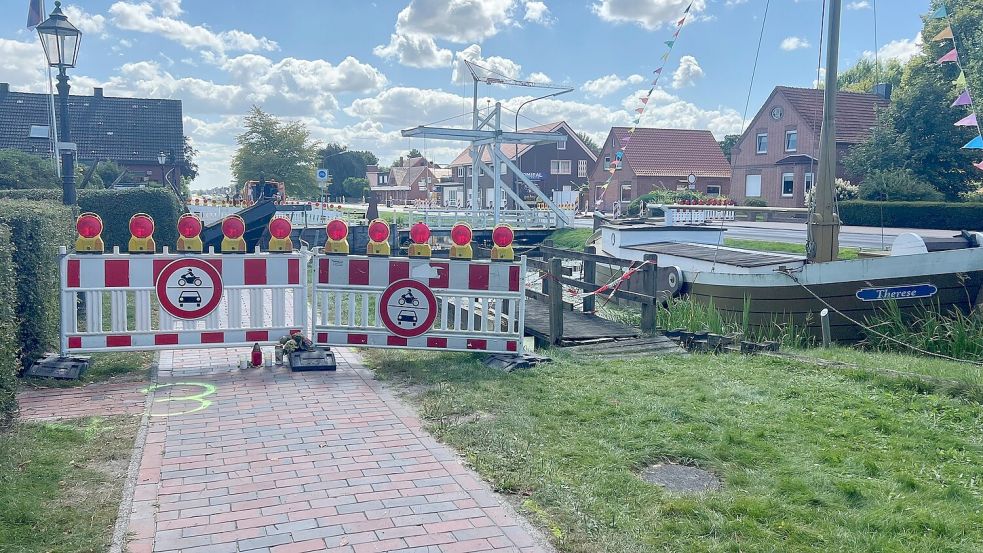 BU: Weiter abgesperrt ist der Bereich der Unfallstelle bei der Von-Velen-Anlage in Papenburg. Am Fuß der Absperrung stehen einige Kerzen. Foto: Melvin Tammen