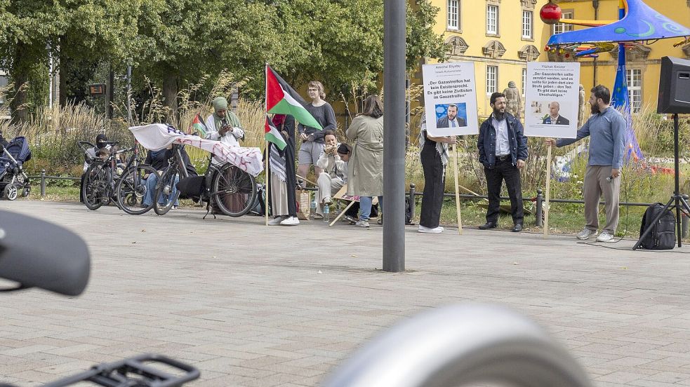 Eine Gruppe von Palästina-Aktivisten protestierte vor der Osnabrückhalle gegen das israelische Vorgehen im Gazastreifen. Foto: Swaantje Hehmann