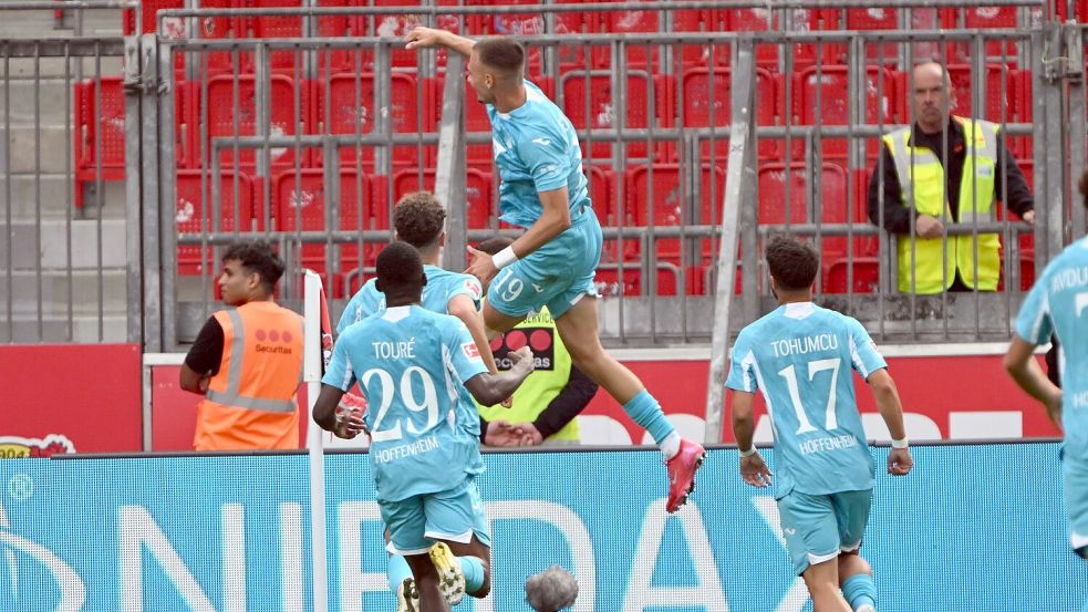 Hoffenheim jubelt über das Tor zum 2:1. Foto: Federico Gambarini/dpa