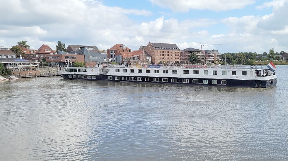 Vor der Tourismuszentral im Hintergrund sieht man sehr selten Flusskreuzfahrtschiffe. Foto: Bodo Wolters