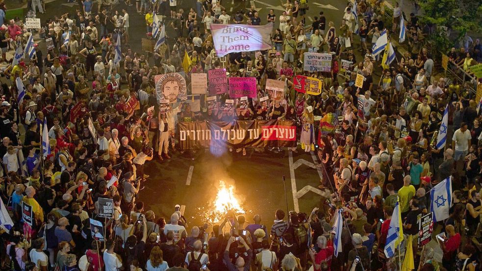 In Israel fordern erneut Tausende Demonstranten eine sofortige Waffenruhe. Foto: Ohad Zwigenberg/AP/dpa