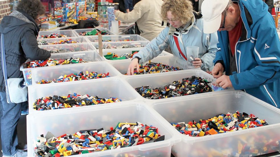 Wenn das Kind im Manne und in der Frau wieder erwacht: Auch der beliebte Lego-Wühltisch wird bei der 27. Lego- und Playmobilbörse in der Delmenhorster Markthalle wieder dabei sein. Foto: Matthias Grebe