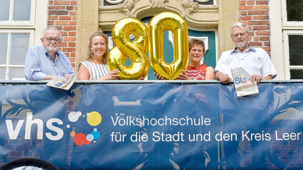Die Volkshochschule feiert das 80-jährige Bestehen: Der langjährige Vorsitzende Jörg Furch (von links), Juliane Blech, Sabine Kasimir und der bisherige zweite Vorsitzende Hans Fricke. Foto: Klaus Ortgies