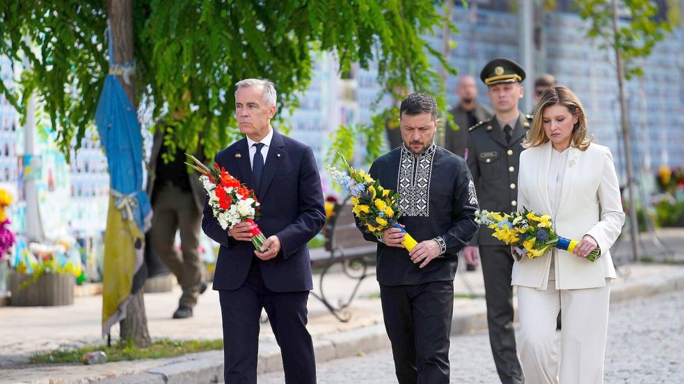 Kanadas Premierminister Mark Carney zusammen mit dem ukrainischen Präsidenten Wolodymyr Selenskyj und seiner Frau Olena bei einer Kranzniederlegung. Foto: Sean Kilpatrick/The Canadian Press/AP/dpa