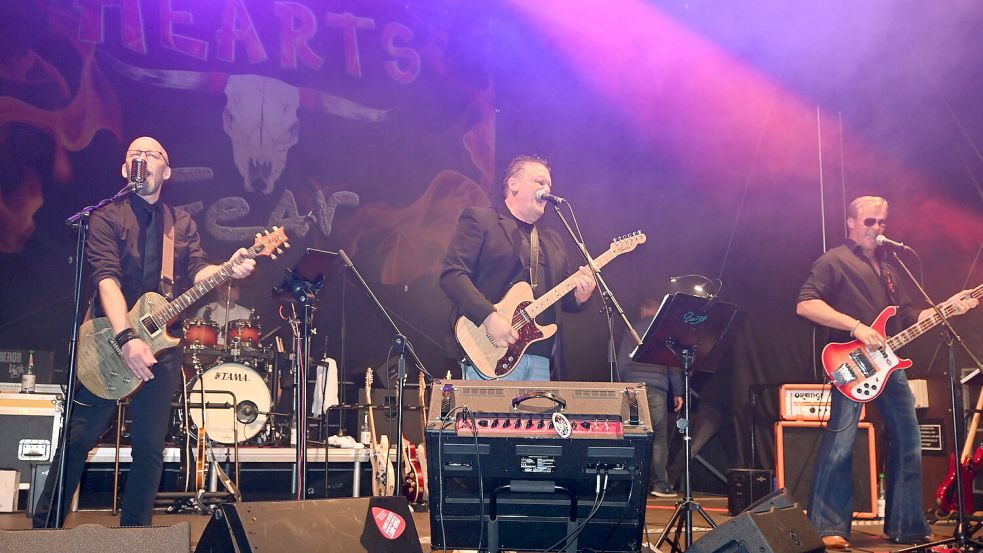 Zum zweiten Mal in diesem Jahr stand die Westoverledinger Band „Hearts Fear“ wieder auf der Bühne. Das Foto zeigt (von links) Jens Boldt, Ralf Janssen, Frank Janssen und (im Hintergrund) Michel Cramer. Foto: Holger Weers