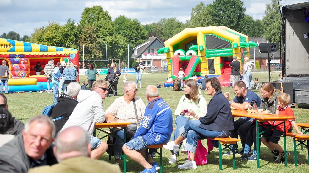 Auf dem Sportplatz waren unter anderem Hüpfburgen aufgebaut. Foto: Bodo Wolters