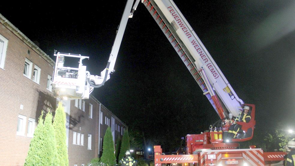 Die Feuerwehr in Weener rückte in der Nacht zum Sonntag zu einem Brand aus. Die Alarmierung lautete „Wohngebäudebrand mit Menschenleben in Gefahr“. Foto: Joachim Rand/Feuerwehr Weener