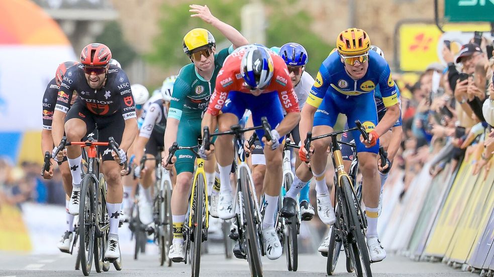 Danny van Poppel gewinnt den Sprint, wird von der Jury aber zurückgestuft. Es gewinnt Soren Waerenskjold (r). Foto: Jan Woitas/dpa