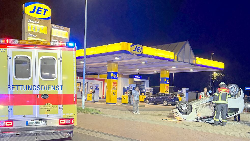 Ein Auto hat sich am Samstagabend bei einem Unfall in Aurich auf der Höhe der Jet-Tankstelle überschlagen. Foto: Diana Stöhr-Aeilts