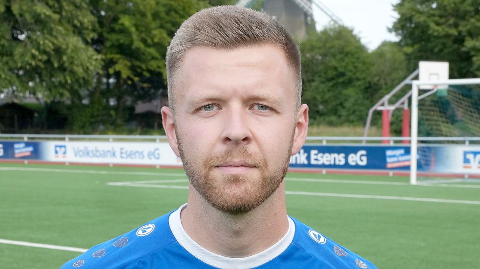 Malte Ahrends schoss den TuS Esens per Foulelfmeter in Führung. Foto: Steenhoff