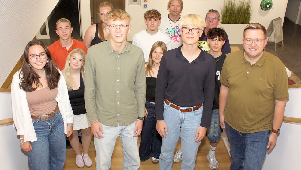 Die Mitglieder des ersten Jugendparlaments der Gemeinde Barßel mit (vorne, von links) Schriftführerin Anna Thoben, Jugendbürgermeister Jannik Ley, stellvertretender Jugendbürgermeister Kurt Decker sowie Bürgermeister Nils Anhuth, der die konstituierende Sitzung leitete. Foto: Hans Passmann