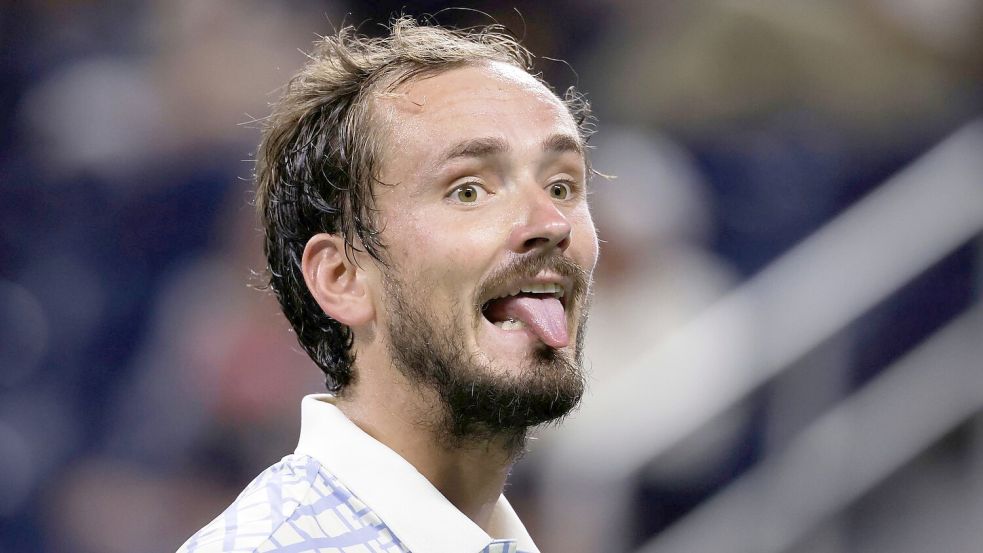 Im Match von Daniil Medwedew kam es zu irren Szenen. Foto: Adam Hunger/AP/dpa