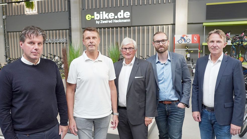 Blick nach vorn: Über den Abschluss und das Ergebnis des Insolvenzverfahrens freuen sich (von links) Gunther Wenzel, Thomas Hackmann, Dr. Frank Kreuznacht, Jan Zieger (Beckmann Unternehmensentwicklung) und Alexander Vey (Rechtsanwalt bei der Kanzlei Kreuznacht). Foto: Schade