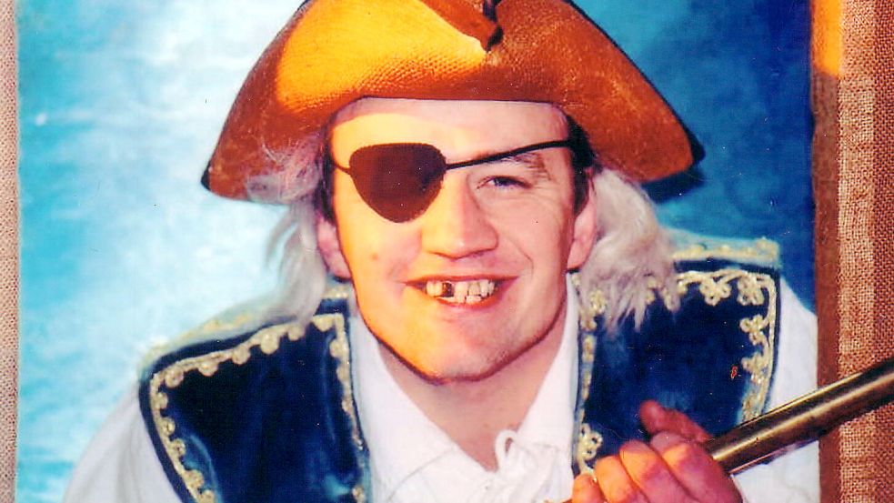 Kinder und Erwachsene erleben gemeinsam ein spannendes Piratenabenteuer beim Kindertheater „Die Schatzkiste“ auf dem Marktplatz in Rhauderfehn.