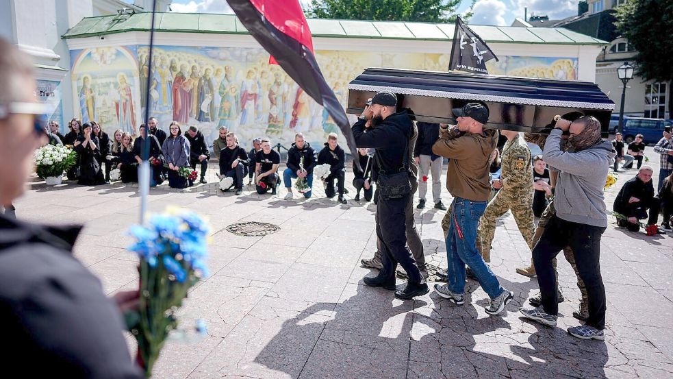 Soldaten tragen die Särge ihrer gefallenen Kameraden. Foto: Kay Nietfeld/dpa