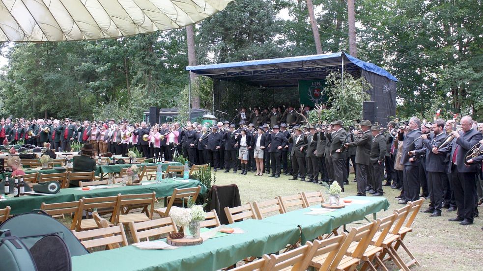 Ein imposantes Bild von mehr als 450 Jagdhornbläsern bot das Kreisbläsertreffen in Barßel. Foto: Hans Passmann