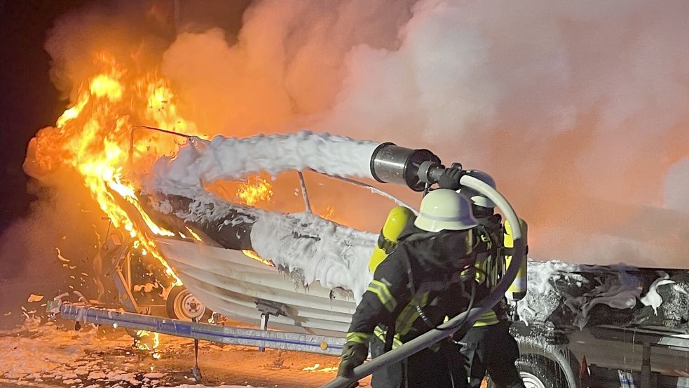 Da das Boot zu einem Großteil aus Kunststoff bestand und laut dem Besitzer mit mehr als 200 Litern Benzin betankt war, mussten die rund 40 Einsatzkräfte mit Schaum löschen. Foto: Feuerwehr