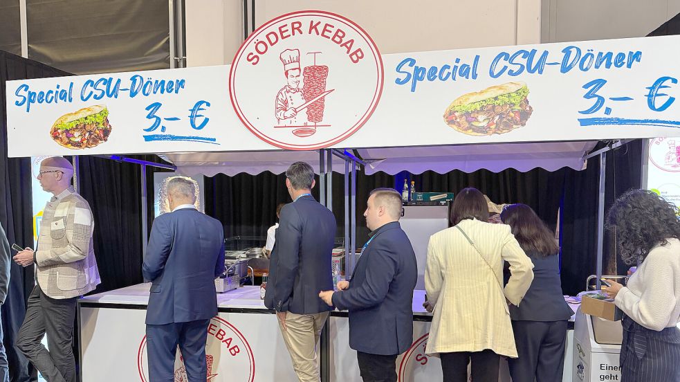 Beim CSU Parteitag im Oktober gab es einen „Söder Kebab“ Stand, der „Special CSU-Döner“ verkauft hat. Foto: dpa/Peter Kneffel
