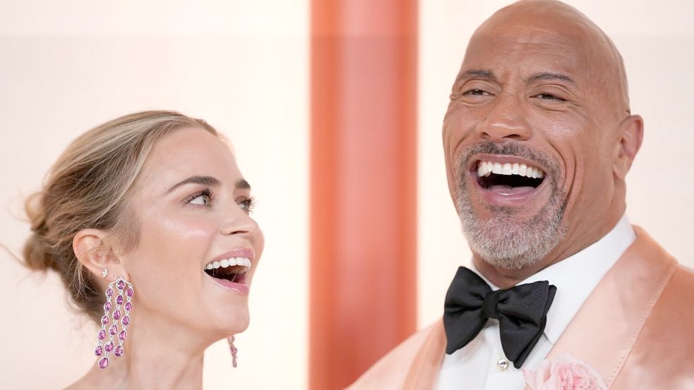 Emily Blunt und Dwayne Johnson spielen die Hauptrollen in „The Smashing Machine“ (Archivbild). Foto: Ashley Landis/Invision/AP/dpa