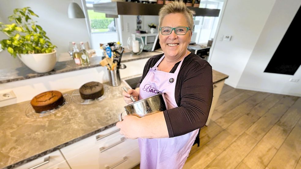 Auch in ihrer Küche in Uplengen schwingt Gisela Brückmann den Schneebesen. Foto: Vera Vogt