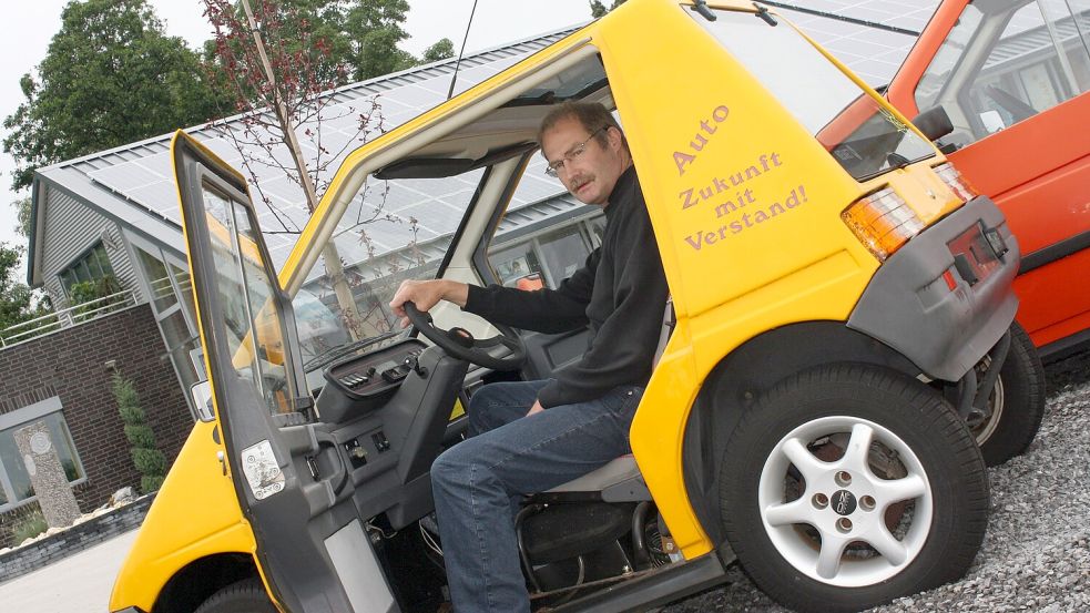 2011: Gerwin Schulte zeigt wieder einmal Weitblick: Der damalige Bundesverkehrsminister Peter Ramsauer (CSU) lehnte „direkte Kaufanreize“ für Elektroautos ab, der SEZ-Gründer (hier im Prototypen E3 des Energiekonzerns EWE) fordert hingegen „Startpakete“ in Höhe von 5000 Euro. Foto: Archiv