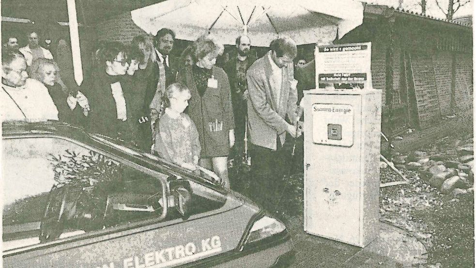 1992 nahmen die Fehntjer im Beisein vieler Ehrengäste die erste Stromtankstelle Niedersachsens in Betrieb. Das Bild zeigt Gerwin Schulte an der „Zapfsäule“, das kleine Mädchen am Auto ist Tochter Inka. Foto: Archiv