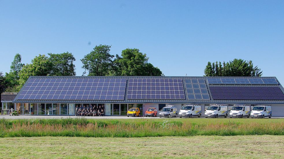 Mai 2009: Auf einem fast 8000 Quadratmeter großen Grundstück am Eingang des südlichen Gewerbegebiets von Ostrhauderfehn entsteht der neue Firmensitz des SEZ. Die Versorgung des CO₂-neutralen Gebäudes wird ausschließlich durch regenerative Energien gedeckt. Foto: privat