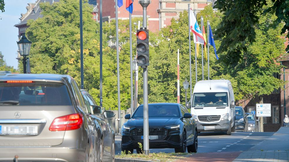 An der Rathausbrücke wurde an Stellschrauben gedreht, um den Verkehr flüssiger fließen zu lassen. Foto: Klaus Ortgies