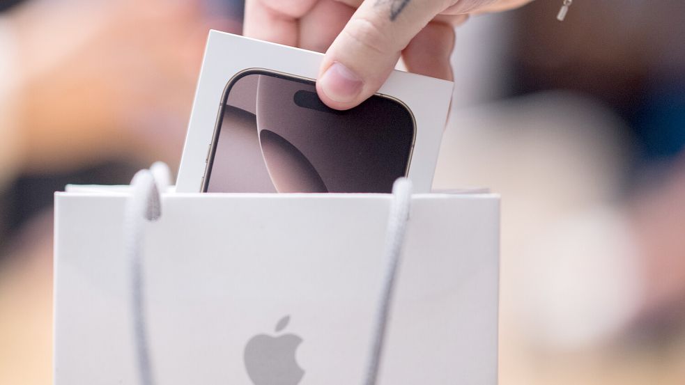 Das neue iPhone 17 steht in den Startlöchern – lange müssen sich Interessenten nicht mehr gedulden. Foto: dpa/Sebastian Gollnow