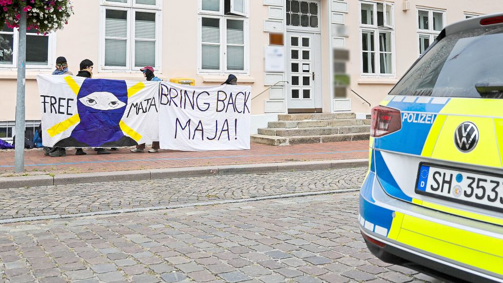 Aktivisten stehen vor dem Büro von Bundesaußenminister Wadephul (CDU) am Paradeplatz und demonstrieren für die Rückkehr von Maja T. aus Ungarn. Foto: dpa/Frank Molter