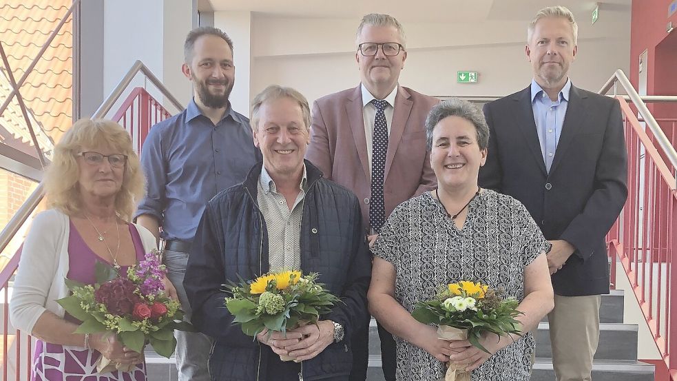 Das Foto zeigt in der vorderen Reihe: Renate Feldick, Lothar van Mark und Simone Küchler. In der hinteren Reihe sind Fachbereichsleiter Florian Tautrich, Bürgermeister Theo Douwes und Heiko Brahms vom Amtsgericht Leer zu sehen. Eberhard Lüpkes war bei der Amtseinführung nicht anwesend. Foto: Gemeinde/Beening