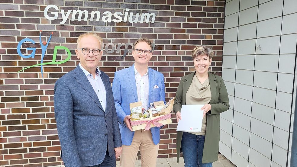 Martin Gerenkamp (links), Erster Kreisrat des Landkreises Emsland, gratulierte als Vertreter des Schulträgers dem neuen Schulleiter des Gymnasiums Dörpen Jörg Vollbrecht zum Dienstantritt. Die Ernennungsurkunde erhielt Vollbrecht Anfang August von Dr. Annette Puckhaber, der zuständigen schulfachlichen Dezernentin vom Regionalen Landesamt für Schule und Bildung. Foto: Gymnasium Dörpen