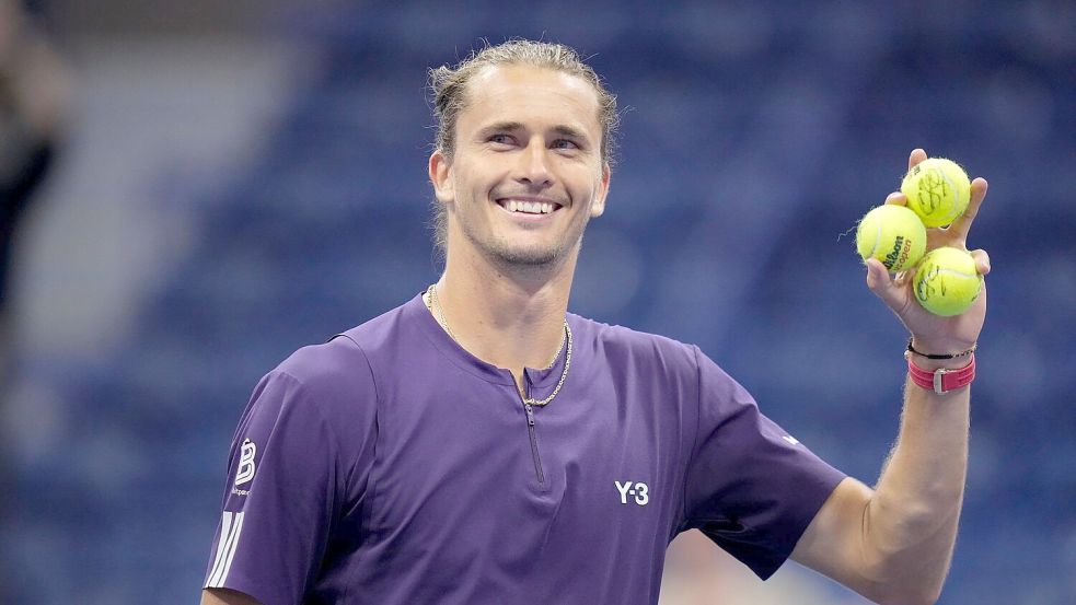 Alexander Zverev präsentierte sich nach seinem Auftaktsieg auch zu später Stunde noch entspannt. Foto: Frank Franklin II/AP/dpa