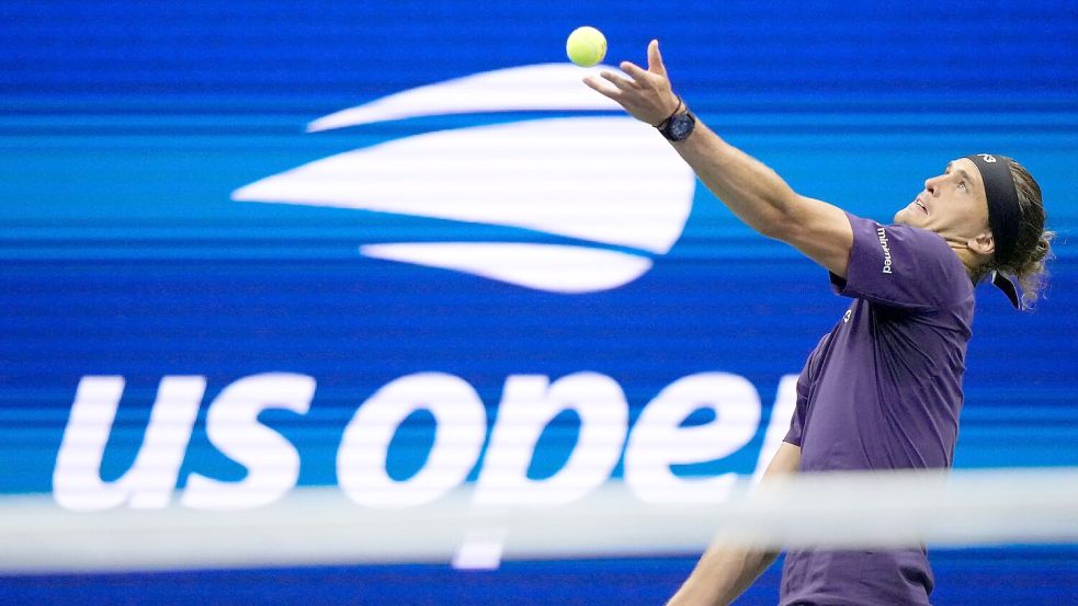 Zverev wehrte im zweiten Durchgang einen Satzball gegen sich mit seinem Aufschlag ab. Foto: Frank Franklin II/AP/dpa