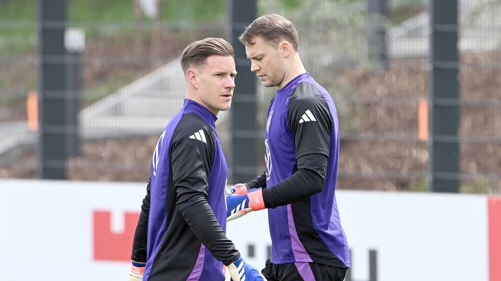 Marc-André ter Stegen (l) ist derzeit verletzt, Manuel Neuer zeigt beim FC Bayern unverändert starke Leistungen. (Archivbild) Foto: Federico Gambarini/dpa