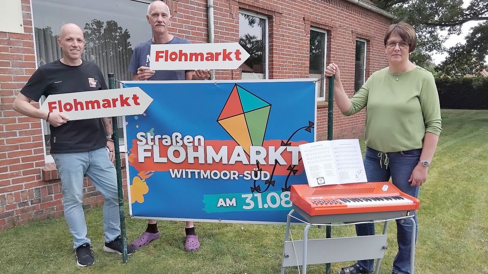 v.l. Thorsten Engels, Joachim Willms und Helga Willms gehören zum Orga-Team des Flohmarktes in ihrer Straße Wittmoor-Süd. Foto: Clarissa Scherzer